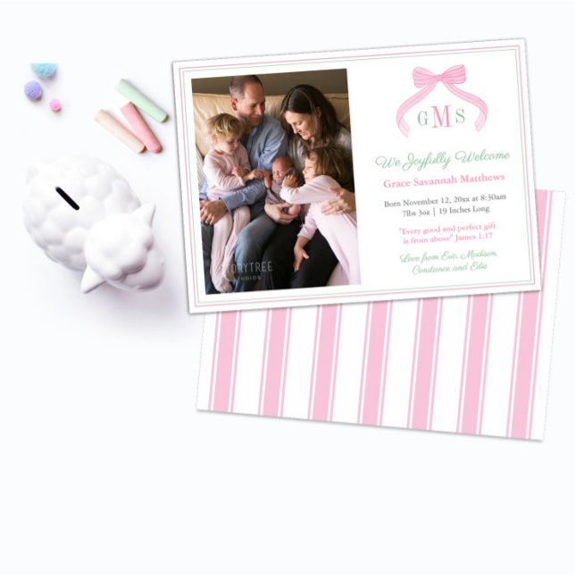 Flicka-foto för välkomstprogram för Preppy Rosa Gr Meddelande (Preppy Pink And Green Monogram Bow Birth Announcement for baby girl with regency stripes backer)