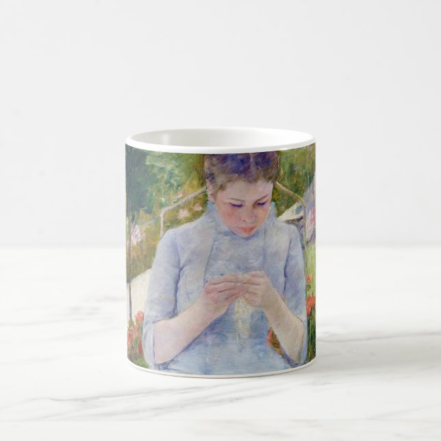 Flicka i trädgården, Mary Cassatt Kaffemugg (Center)