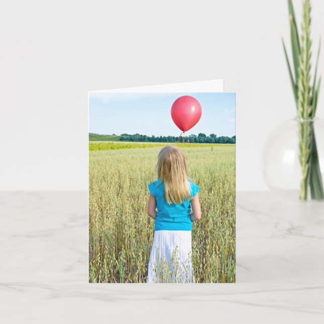 flicka i vete fält med röd ballong kort (Framsida)