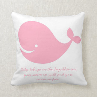 Flicka kudder det rosa val för havtemat kudde