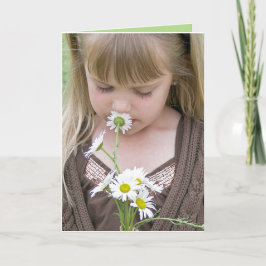 Flicka med Daisy Bouquet-kort Kort