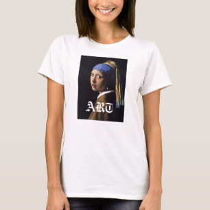 Flicka med en pärlemorfärg örhängemålning tee shirt
