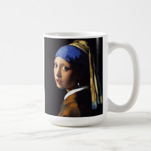 Flicka med en pärlemorfärg örhängemugg kaffemugg