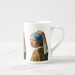 Flicka med en pärlemorfärg örhängeporträttmå benporslin mugg