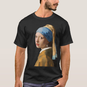 Flicka med en pärlemorfärg örhängeporträttmå t shirt