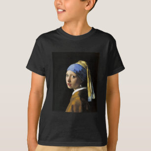 Flicka med ett pärlemorfärg örhänge t-shirt