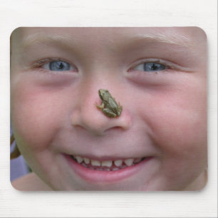 flicka med frog på nos musmatta