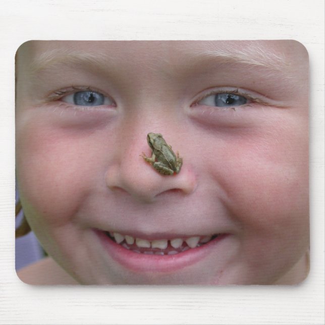 flicka med frog på nos musmatta (Framsidan)