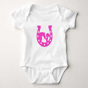 Flicka med häst och västernhatt Het rosa hästsko T Shirt