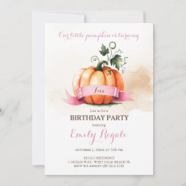 Flicka med inbjudan till den lilla pumpkin på 5:e