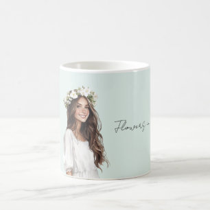 Flicka med mintvita blommor i håret kaffemugg