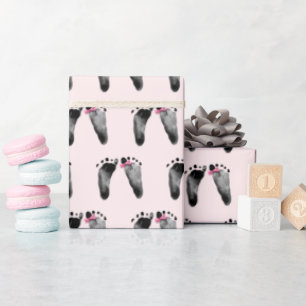Flicka med Papper radbrytning Presentpapper
