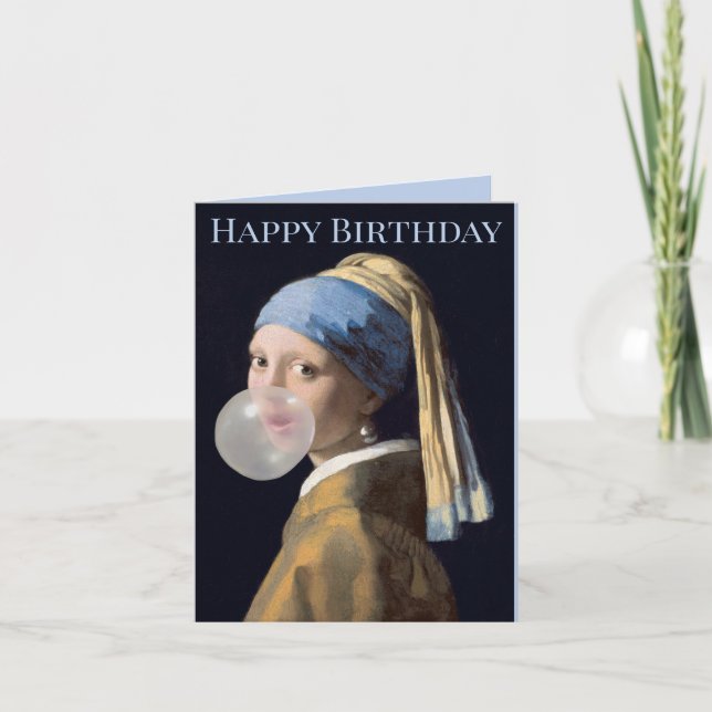 Flicka med pärlörhänge som blåser tuggummi Grattis Kort (Framsida)