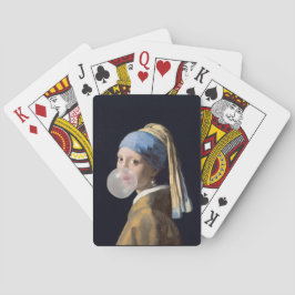 Flicka med pärlörring som blåser en bubbelgummi casinokort