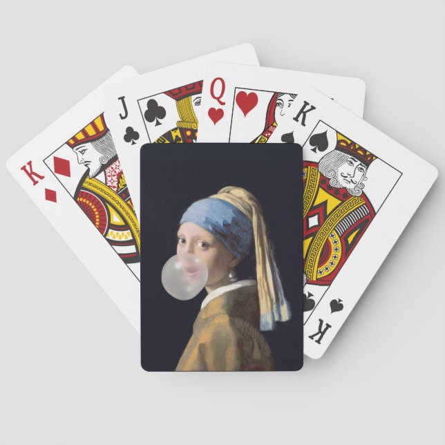 Flicka med pärlörring som blåser en bubbelgummi casinokort (Baksidan)