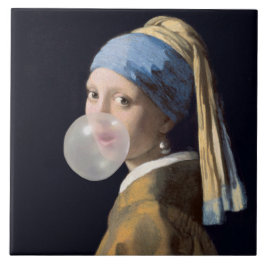 Flicka med pärlörring som blåser en bubbelgummi kakelplatta