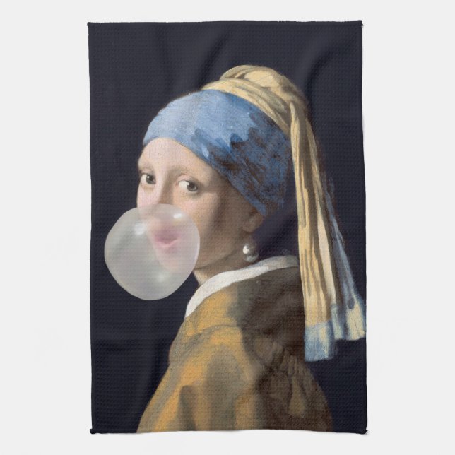 Flicka med pärlörring som blåser en bubbelgummi kökshandduk (Vertikal)
