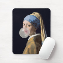 Flicka med pärlörring som blåser en bubbelgummi