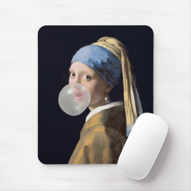 Flicka med pärlörring som blåser en bubbelgummi musmatta (Med mus)