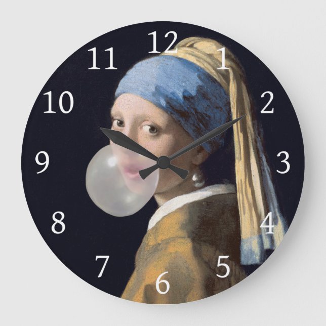 Flicka med pärlörring som blåser en bubbelgummi stor klocka (Framsida)