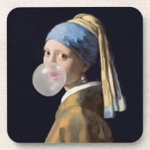 Flicka med pärlörring som blåser en bubbelgummi