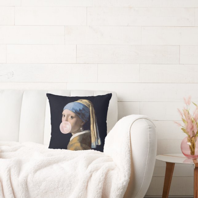 Flicka med Pearl Earring som blåser rosa bubbelgum Kudde (Soffa)