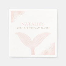 Flicka med rosa sjöjungfruparty på födelsedagen