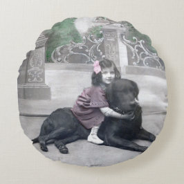 Flicka och hennes hund rund kudde