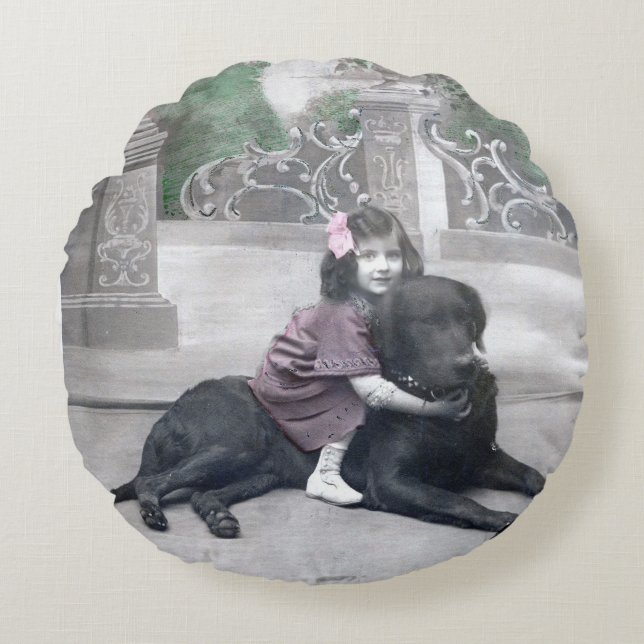 Flicka och hennes hund rund kudde (Framsidan)
