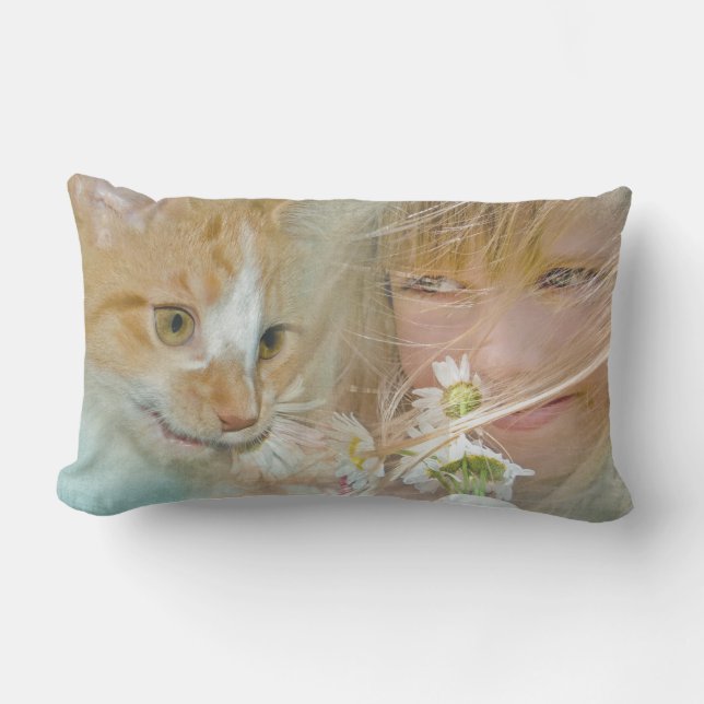 flicka och katt med prästkragar lumbarkudde (Framsida)