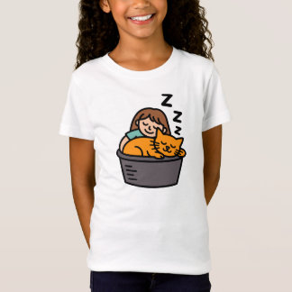 Flicka och orange katt som sover i hink t shirt