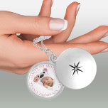 Flicka Photo Lycklig 1:a Mors dag-Anpassningsbarna Berlockhalsband<br><div class="desc">Ett fotoskåp i eleganten för den nya mammas första mors dag är en underbar keepsaké och en tidlös skatt för den dagliga bäran. Mallen är inställd så att du kan lägga till ett eget foto och du kan även redigera all text om du vill. I exempeltexten står det "lycklig 1:a...</div>