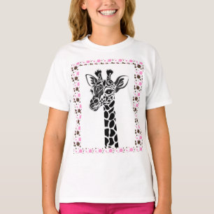 Flicka pricker den grundläggande polkaen för t shirt