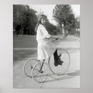 Flicka Ridande på Trehjuling, 1917. Gammalt Foto Poster