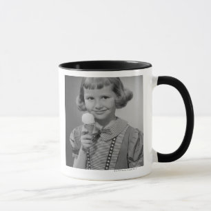 Flicka som äter glass mugg