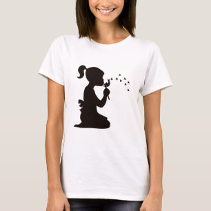 Flicka som blåser på maskrossilhouette tee shirt