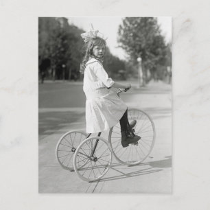 Flicka som cyklar trehjuling, 1917 vykort
