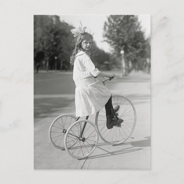 Flicka som cyklar trehjuling, 1917 vykort (Framsida)