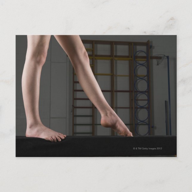 Flicka som går på balansbom vykort (Framsida)