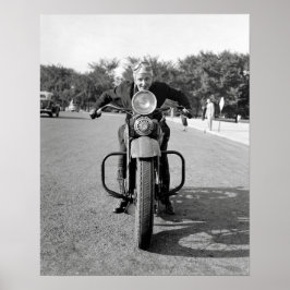 Flicka som kör motorcykel, 1937. Gammalt foto Poster