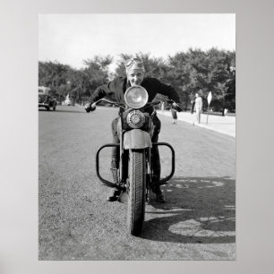 Flicka som kör motorcykel, 1937. Gammalt foto Poster