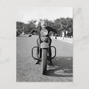 Flicka som kör motorcykel, 1937 vykort