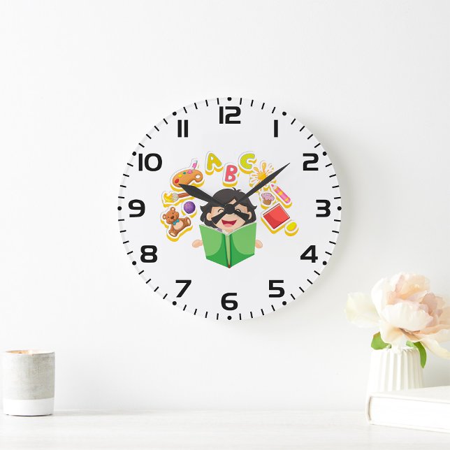 Flicka som läser och lär sig ABC-bokstäver och lek Stor Klocka (Skapare uppladdad)