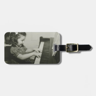 Flicka som leker pianot bagagebricka