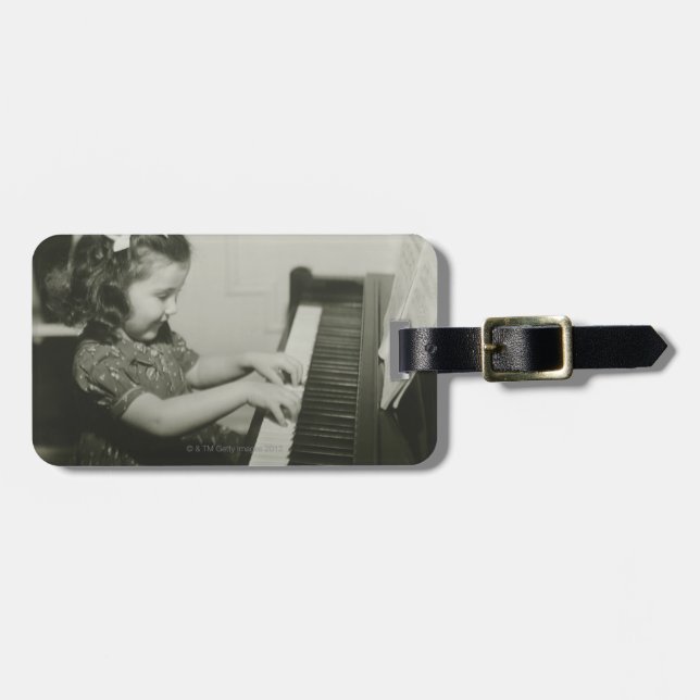 Flicka som leker pianot bagagebricka (Horisontell Framsida)