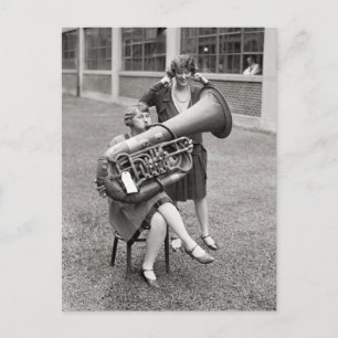 Flicka som leker Tuba, 1928 Vykort