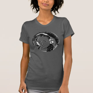 Flicka som lyssnar till musik t-shirt