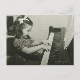 Flicka som spelar piano vykort
