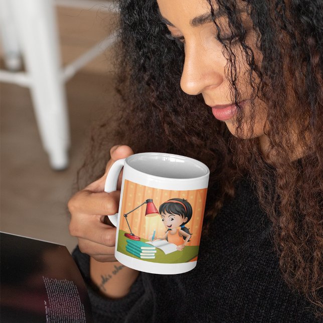 Flicka som studerar vid skrivbordet och gör läxor kaffemugg (Skapare uppladdad)