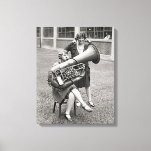 Flicka spelar tuba, 1928 canvastryck